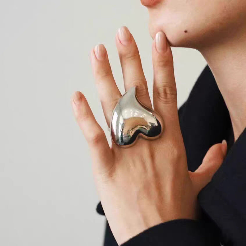 Glänzende, irreguläre Herz-Ohrringe & Ring – Bild 3 | LuxeStyle