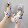 Bedruckte Sandalen mit Schnürung