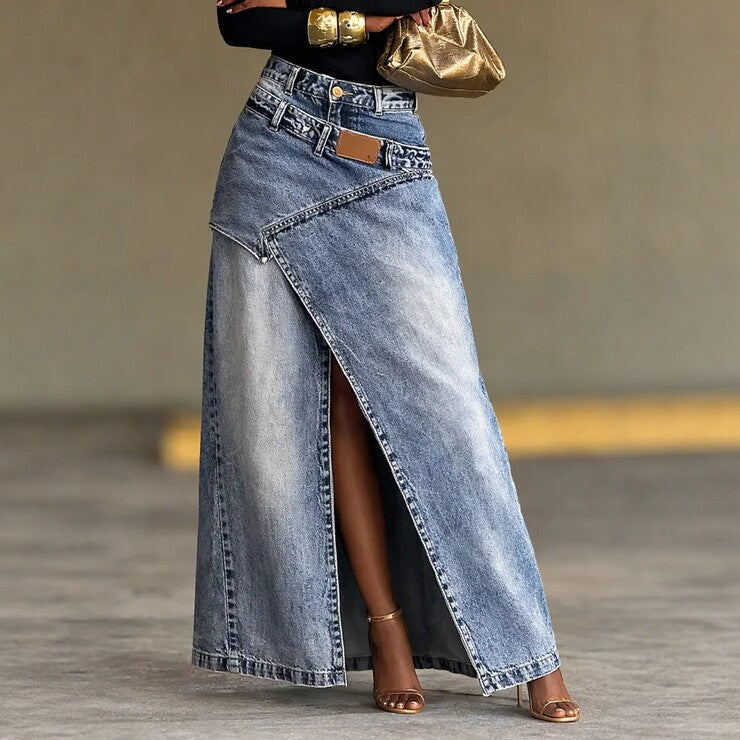 Hochgeschnittener Denim-Midi-Rock mit asymmetrischen Schlitzen
