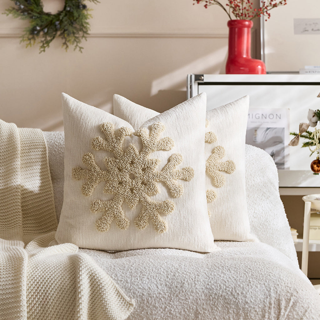 Kissenbezug mit Stickerei und Schneeflocken | LuxeStyle