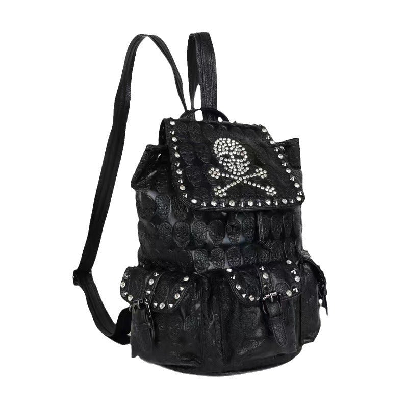 Lederrucksack mit Nieten und Diamanten