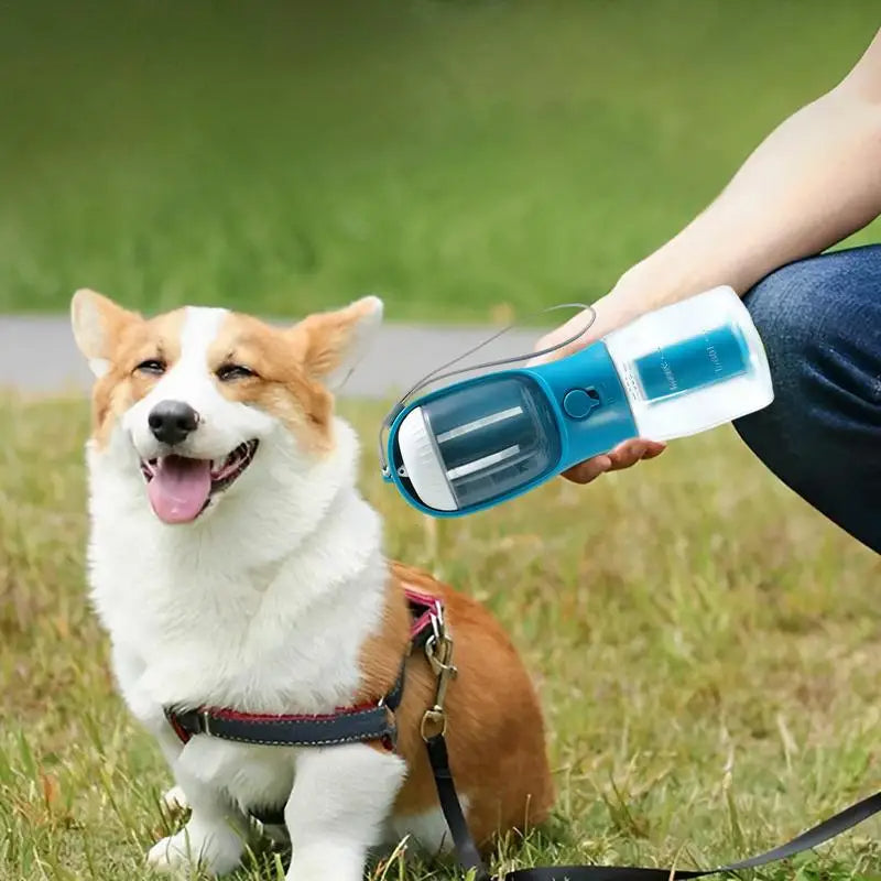 3-in-1 Pet-Flasche mit Wasser, Futter & Müllbeutel