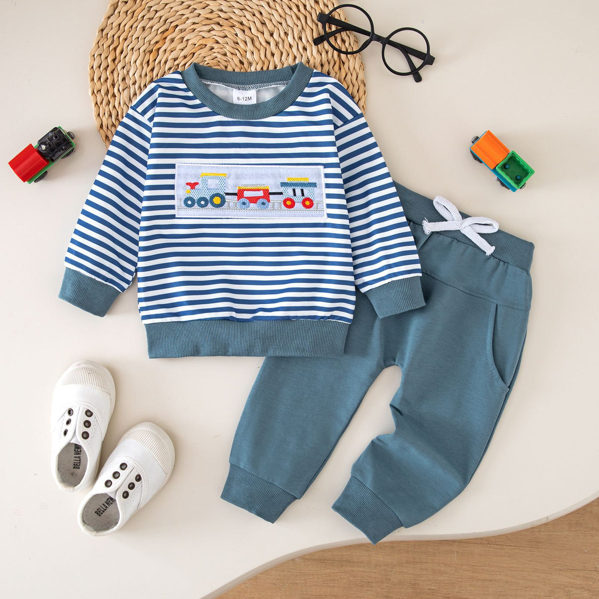 Gestreiftes Baby-Set mit Oberteil und Hose – Bild 2 | LuxeStyle