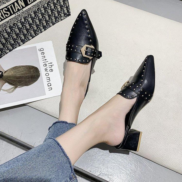 Retro Mules mit spitzer Kappe und mittlerem Absatz
