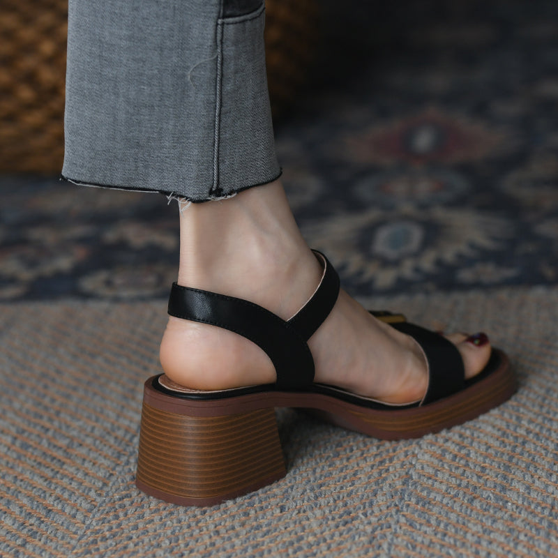 Damen-Sandalen mit Metallschnalle – Bild 5 | LuxeStyle