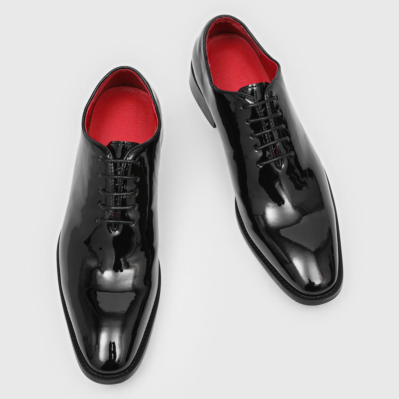 Glänzende Business-Schuhe im britischen Stil
