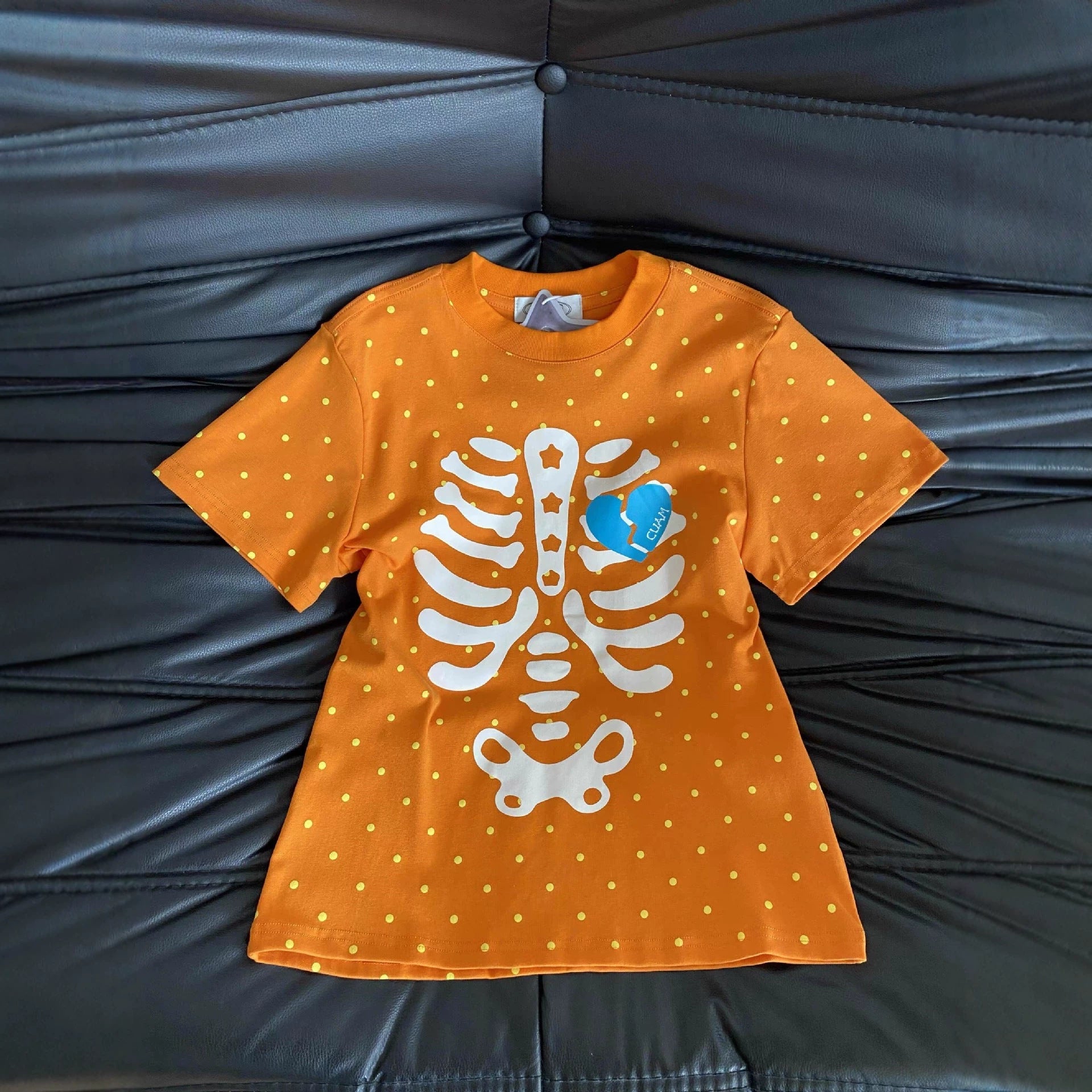 Kurzarm-Shirt mit Totenkopf-Print und Tupfen