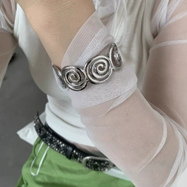 Anpassbares offenes Armband mit linearem Design