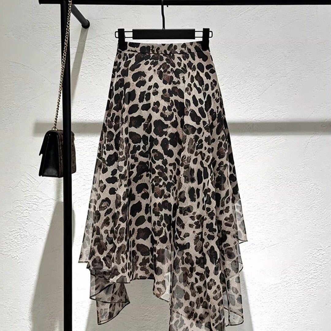 Midi-Kleid mit Rüschen und Leopardenmuster