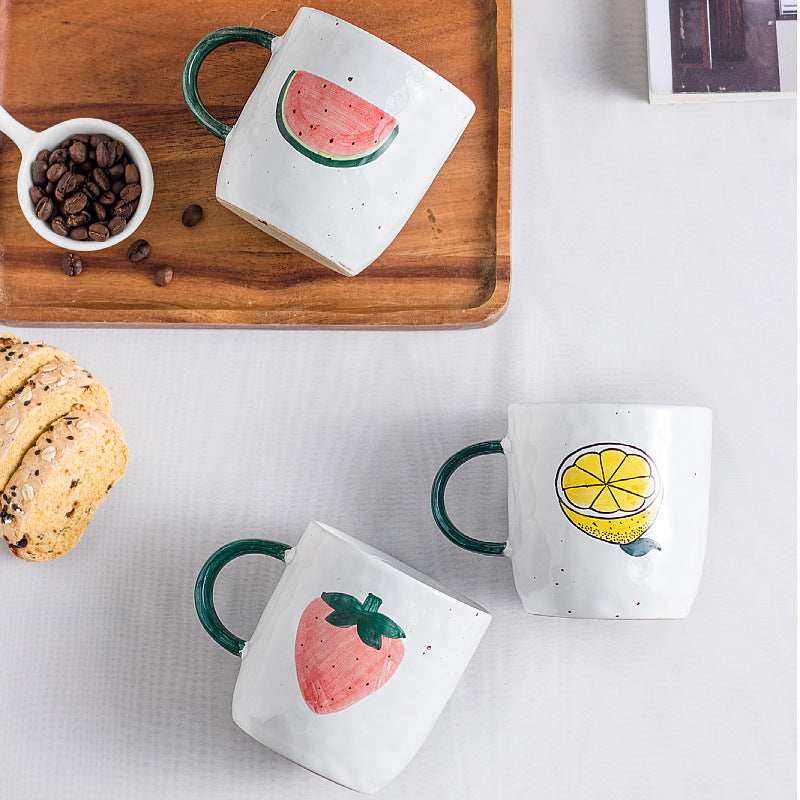 Handbemalte Keramiktasse mit Fruchtmotiv – Bild 2 | LuxeStyle
