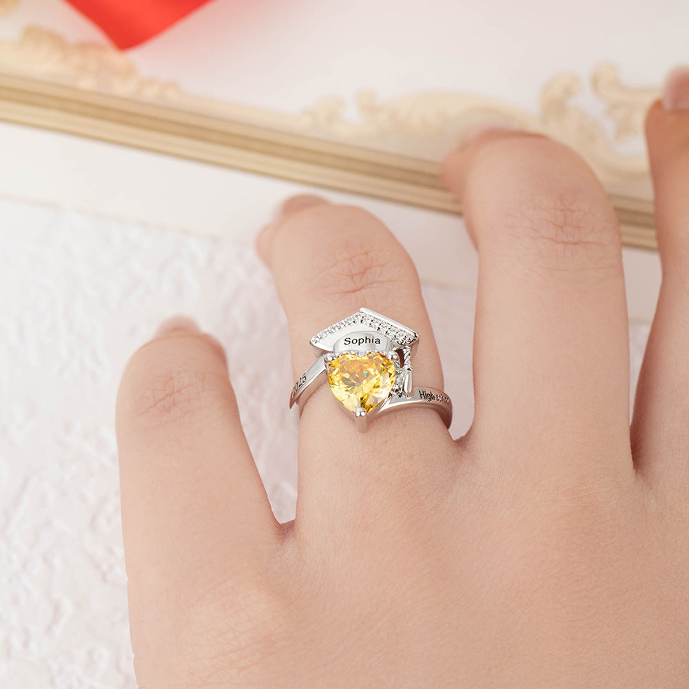 Personalisierter Bachelor-Ring mit Geburtsstein