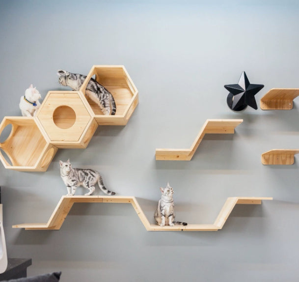 Wandmontierte Katzenplattform aus Massivholz