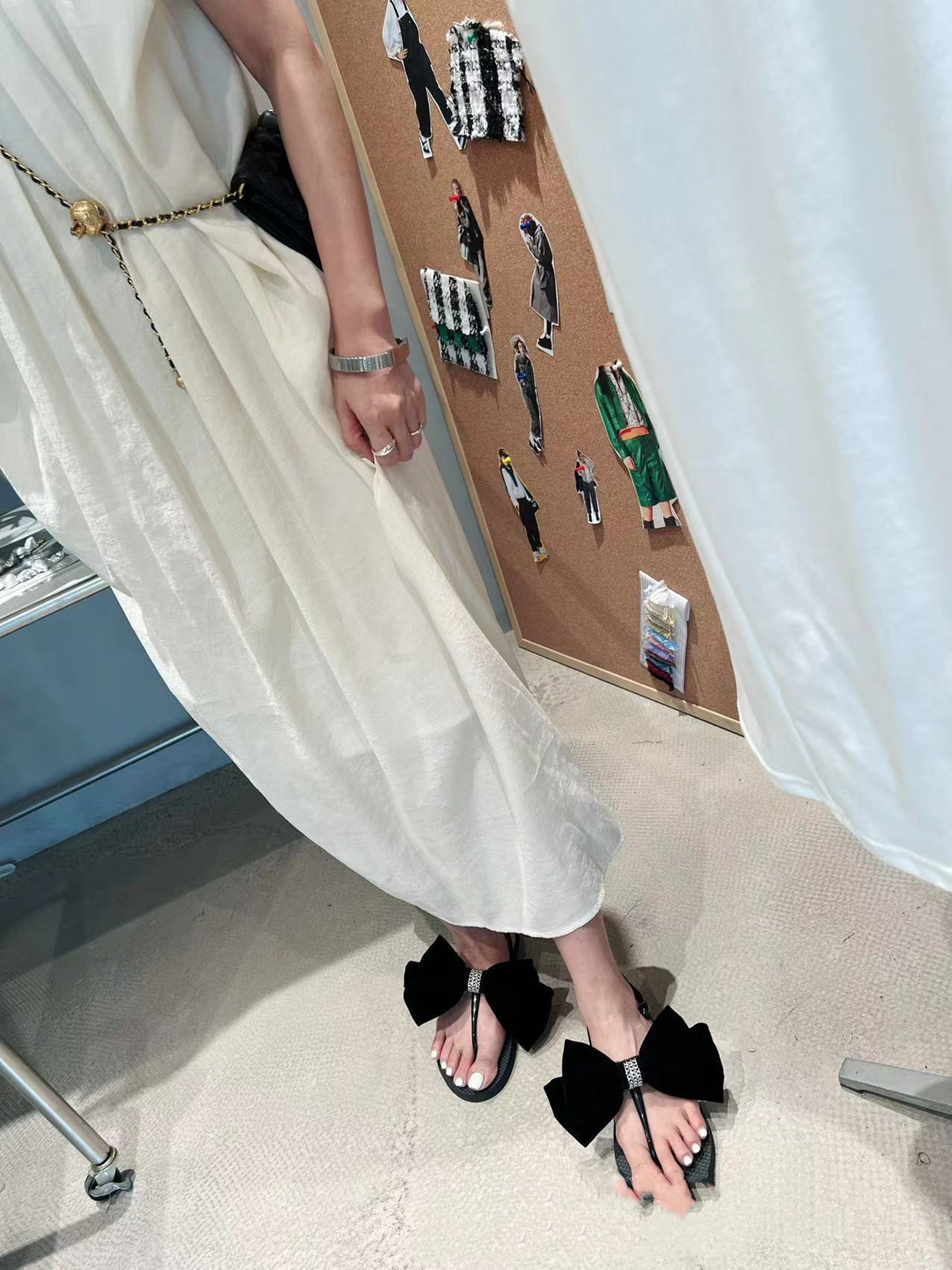 Sandalen mit doppelter Zehenpartie und Schleife