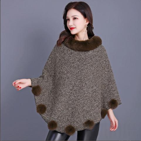 Damen-Poncho mit Fellkugel – Bild 6 | LuxeStyle