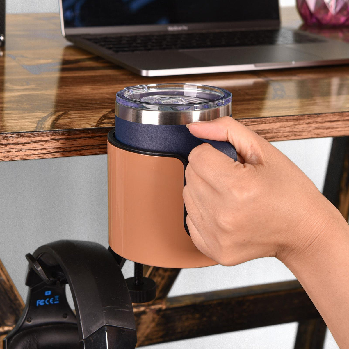 Aluminium Kopfhörerständer mit Getränkehalter – Bild 2 | LuxeStyle