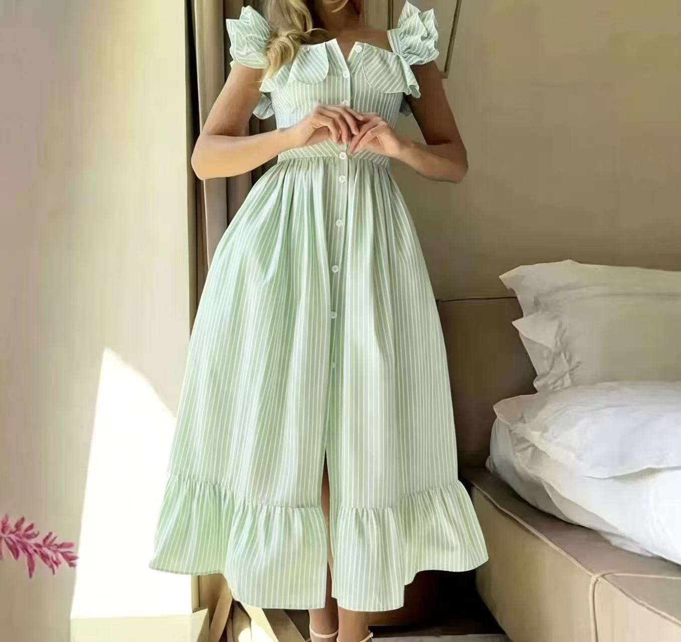 Gestreiftes A-Linien-Kleid mit Puffärmeln