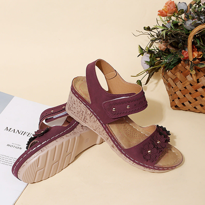Sandalen mit Keilabsatz und Blumenmuster | LuxeStyle
