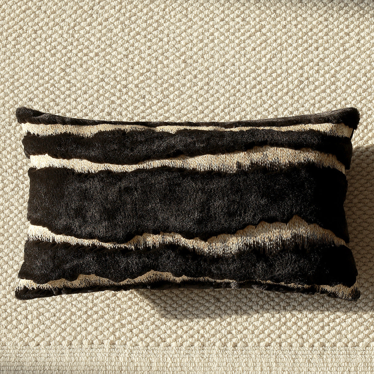 Elegant Embroidered Kissenbezug