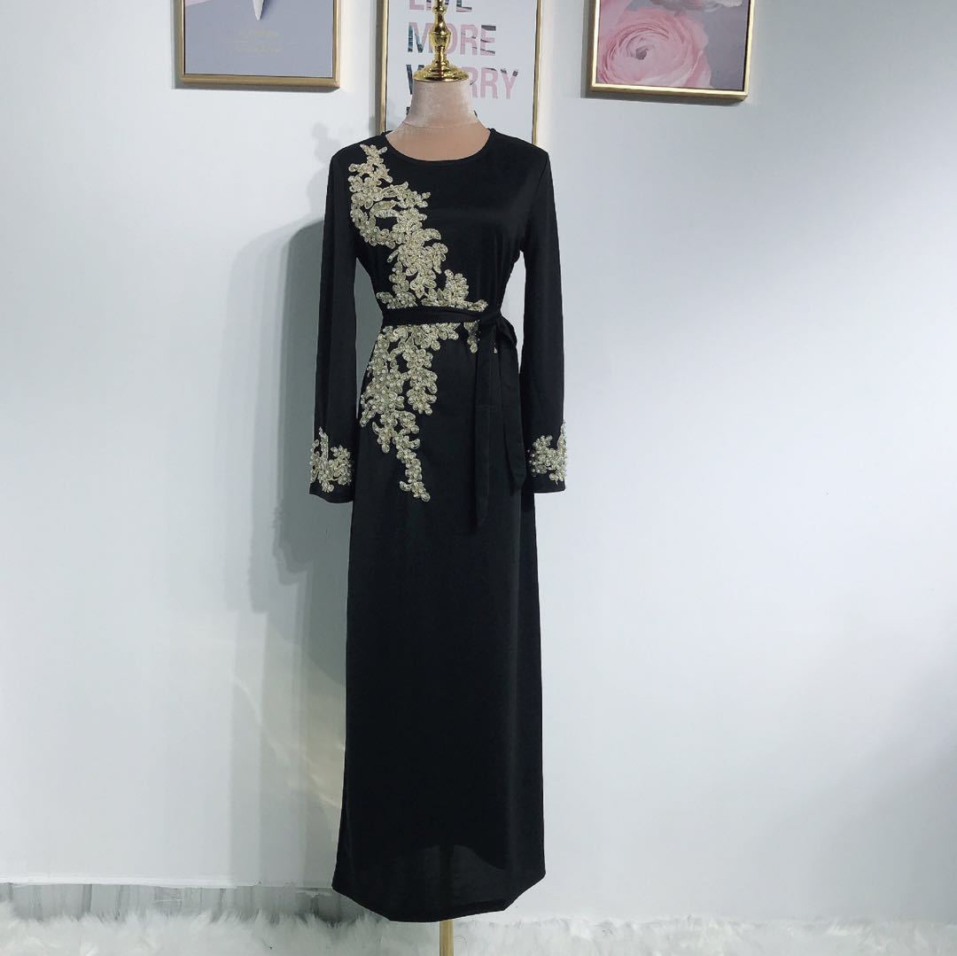 Elegantes Abendkleid mit Stickereien