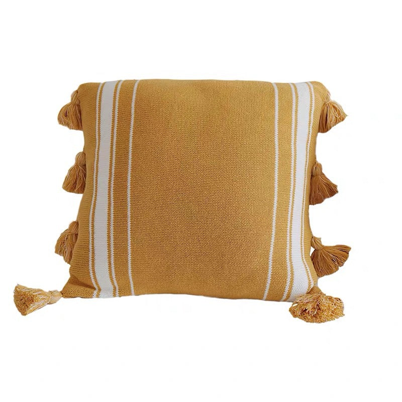 Nordisches Kissen mit Wollbommel – Bild 9 | LuxeStyle