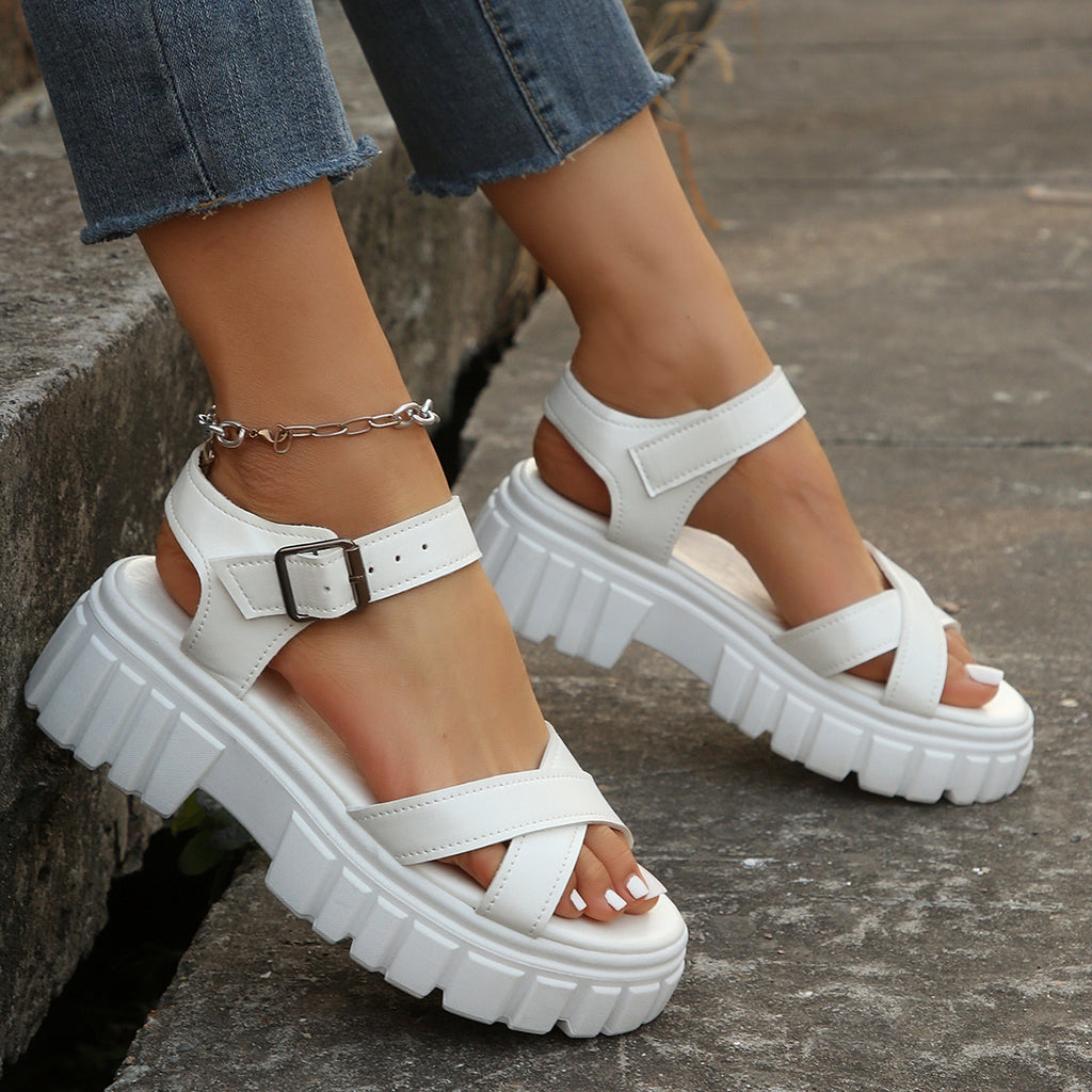 Plateau-Sandalen mit Hufeisenabsatz – Bild 12 | LuxeStyle