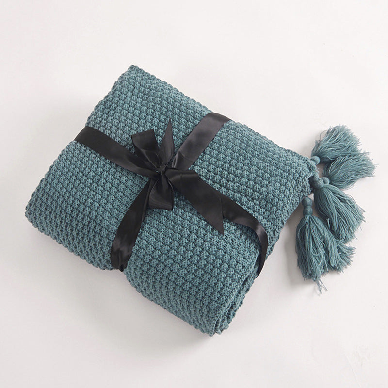 Nordische Strickdecke mit Pompons