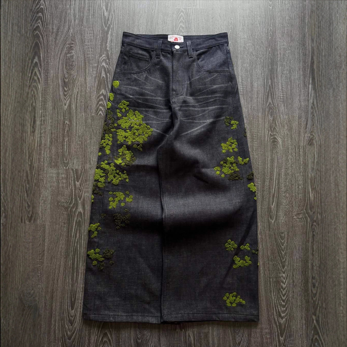 Gerade Jeans mit Blumenstickerei