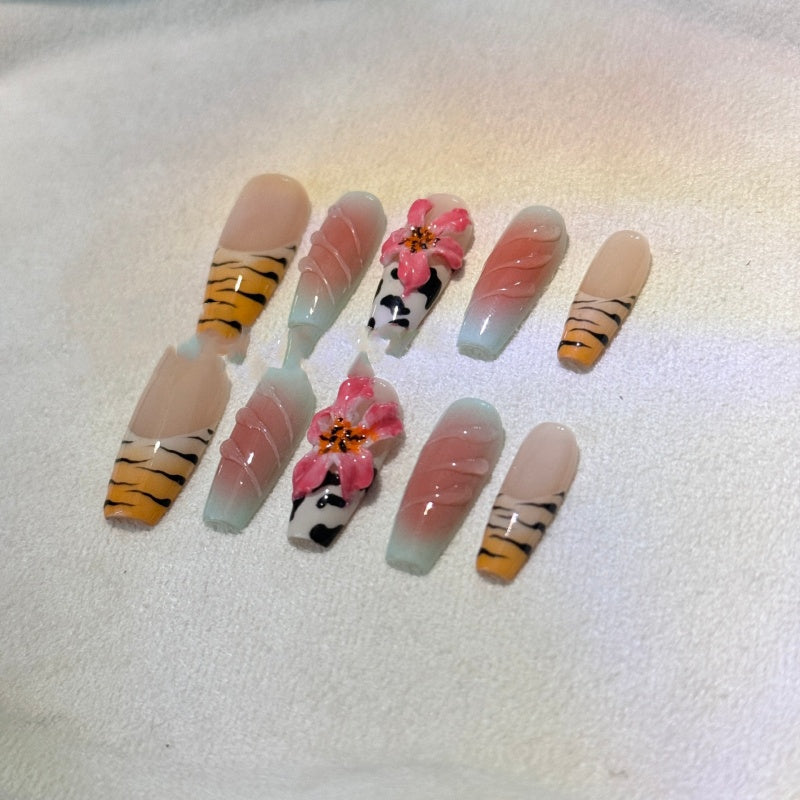 Handbemalte Zebranägel mit Lilien-Schnitzereien – Bild 5 | LuxeStyle