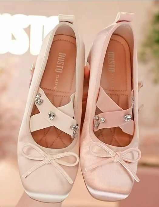 Elegante Satin-Ballerinas mit Keilabsatz