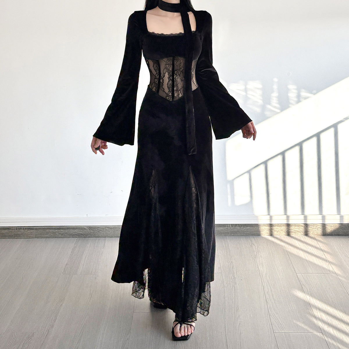 Schwarzes Samtkleid mit hoher Taille und Spitzeneinlage – Bild 5 | LuxeStyle