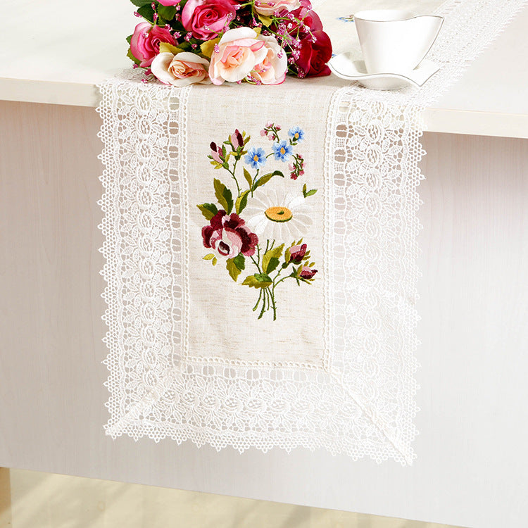 Bestickte Tischdecke und Kissenhülle im Landhausstil – Bild 6 | LuxeStyle