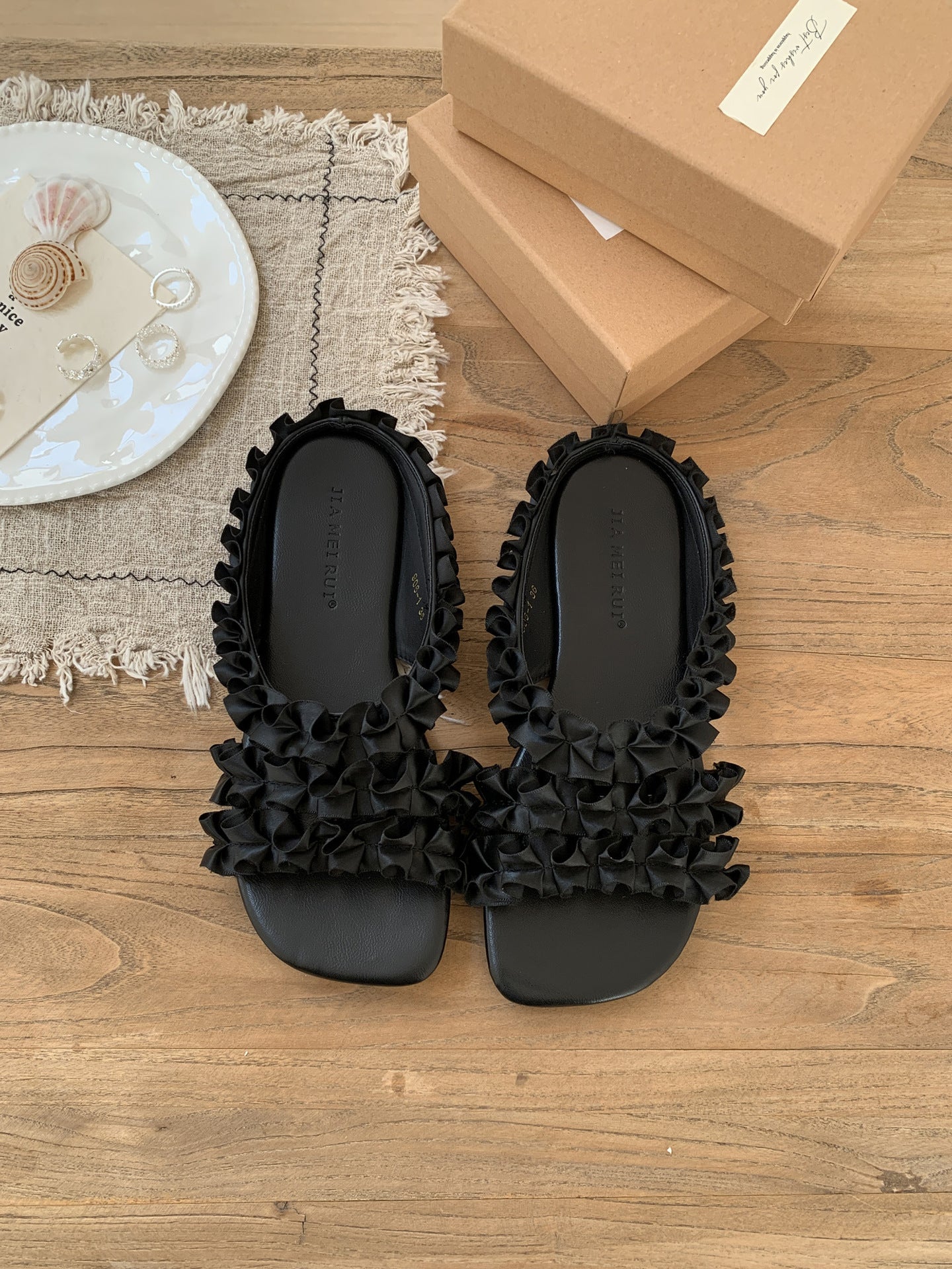 Französische Sandalen mit eckiger Spitze