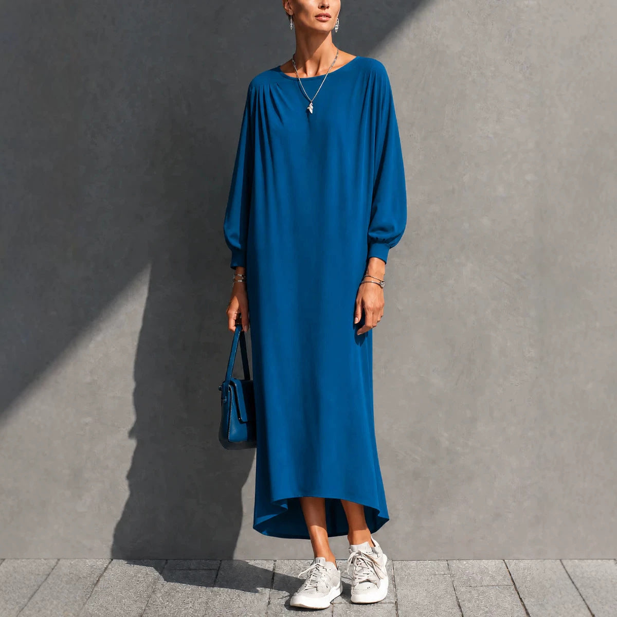 Plissiertes Batwing-Maxikleid mit asymmetrischem Saum