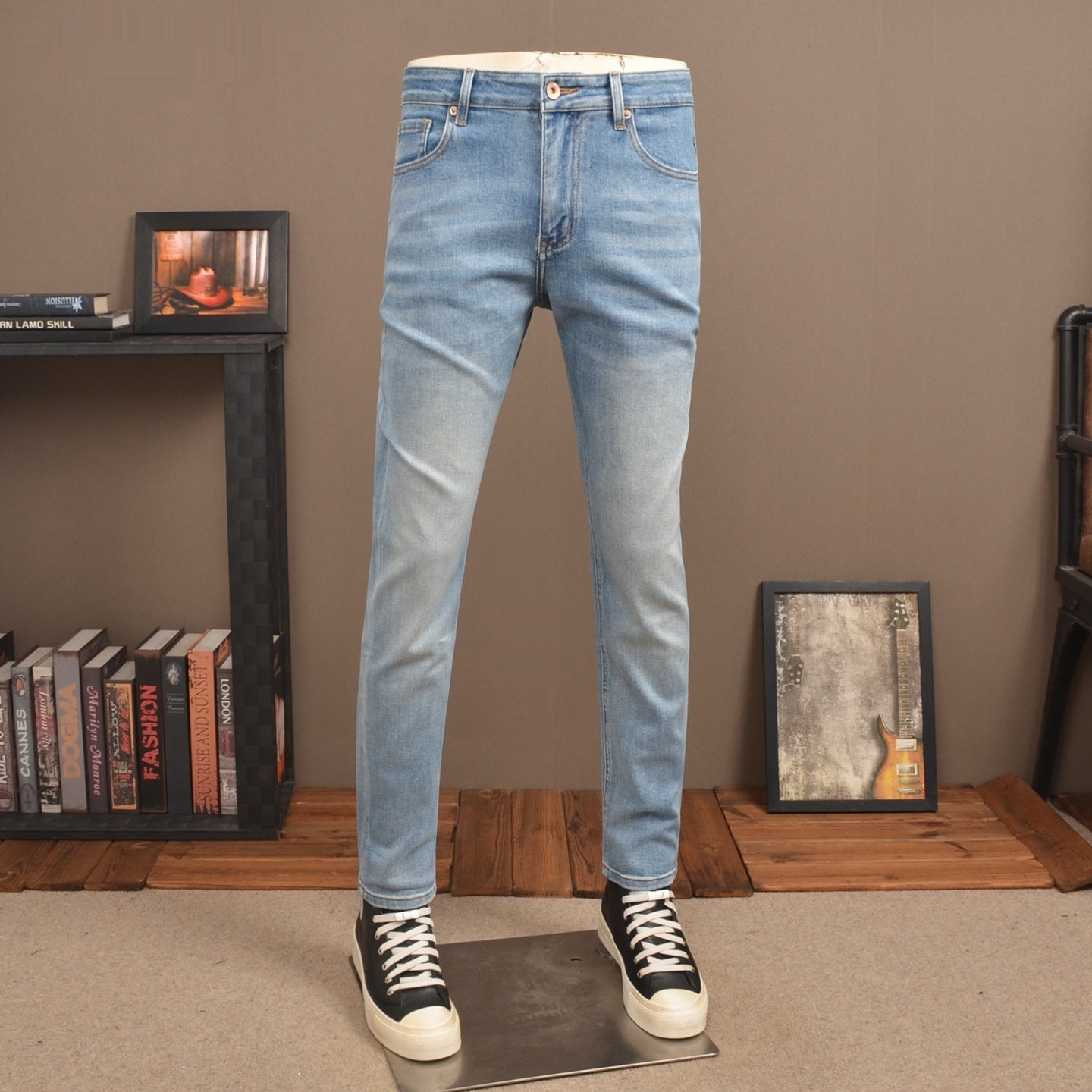 Leichte, hellblaue Jeans