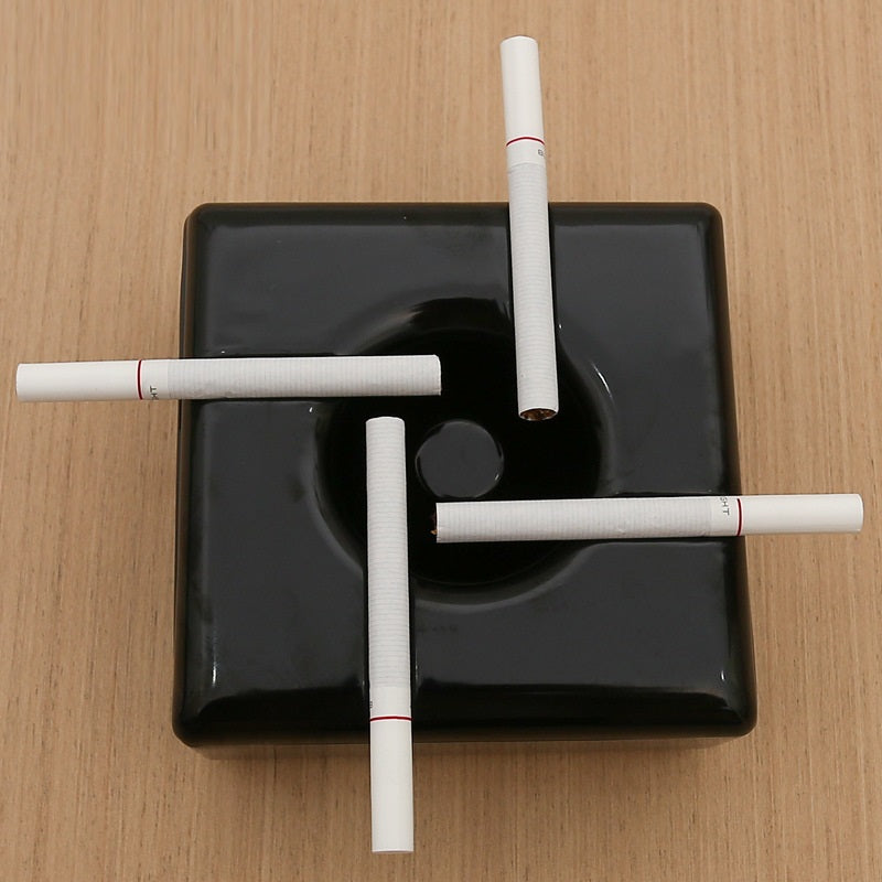 Quadratischer Aschenbecher mit Deckel
