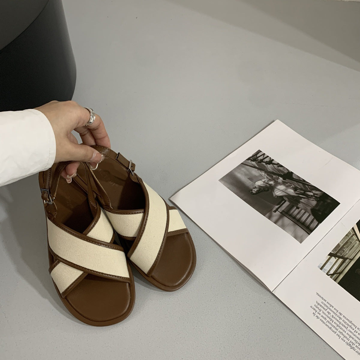 Retro-Sandalen mit Kreuzriemen