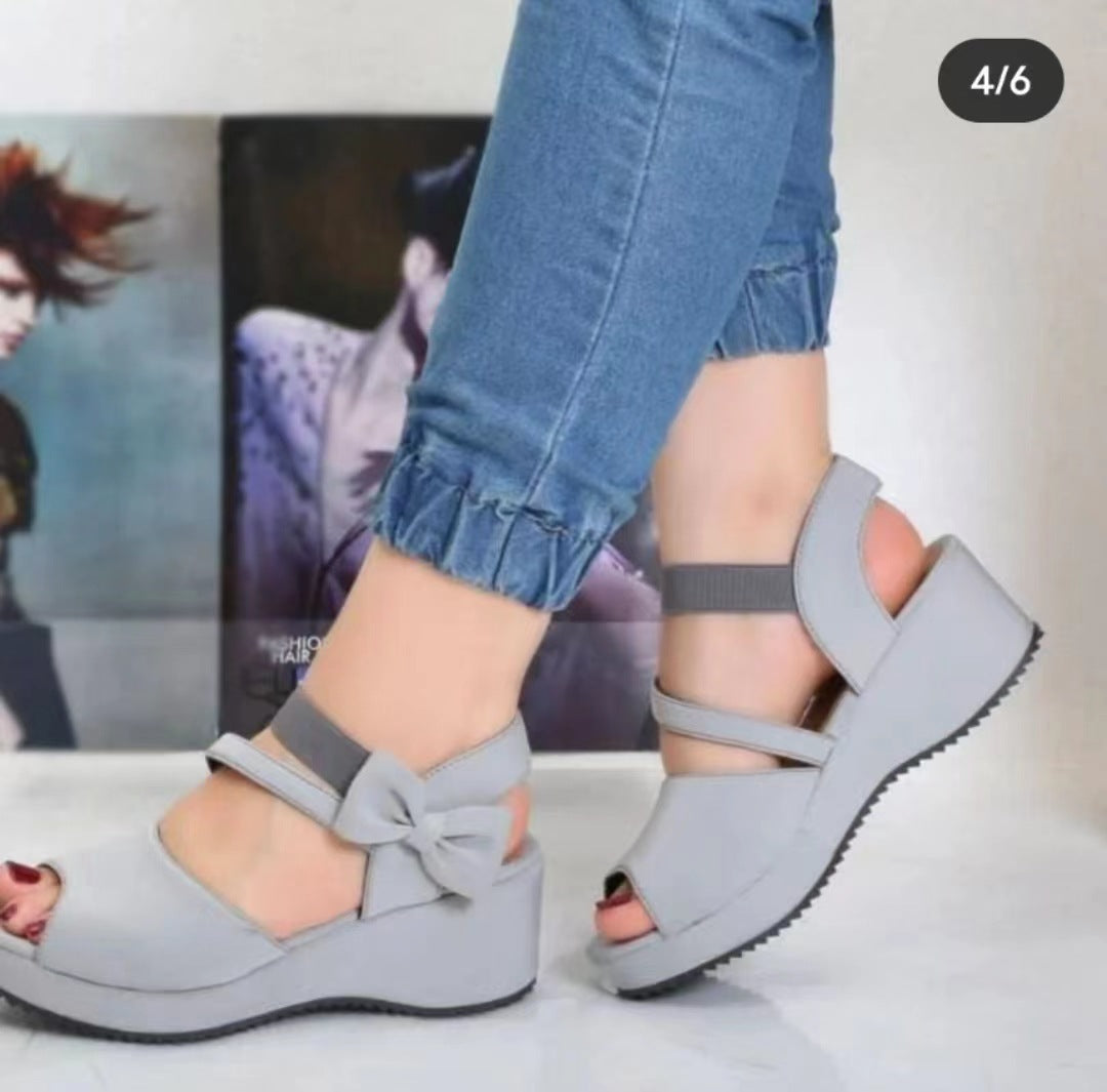 Keilabsatz-Sandalen aus Wildleder mit Peep Toe – Bild 4 | LuxeStyle