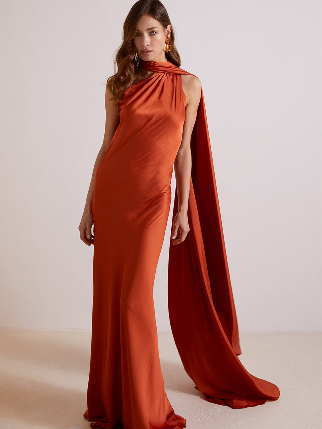 Elegantes, einfarbiges Satinkleid mit Neckholder – Bild 5 | LuxeStyle