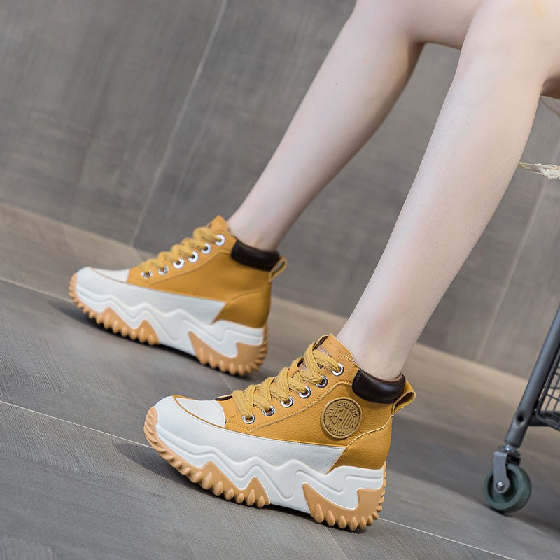 Keilsneaker High-Top mit perforiertem Design