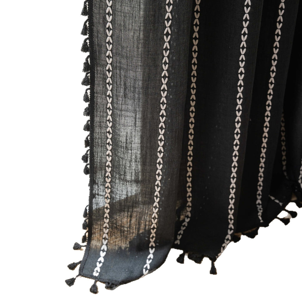 Schwarz-Weiß Jacquard-Vorhang mit Stangen