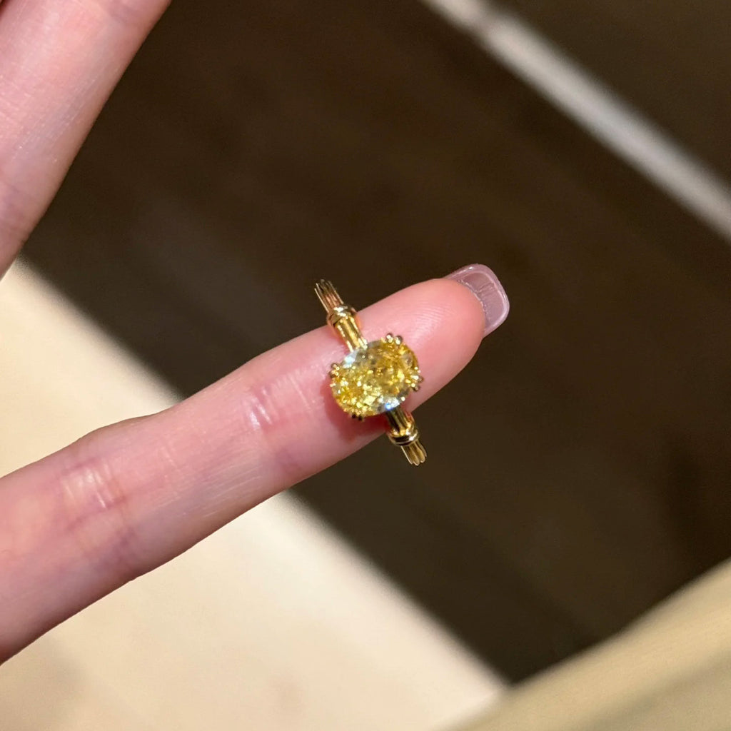 Damenring mit gelbem Diamant