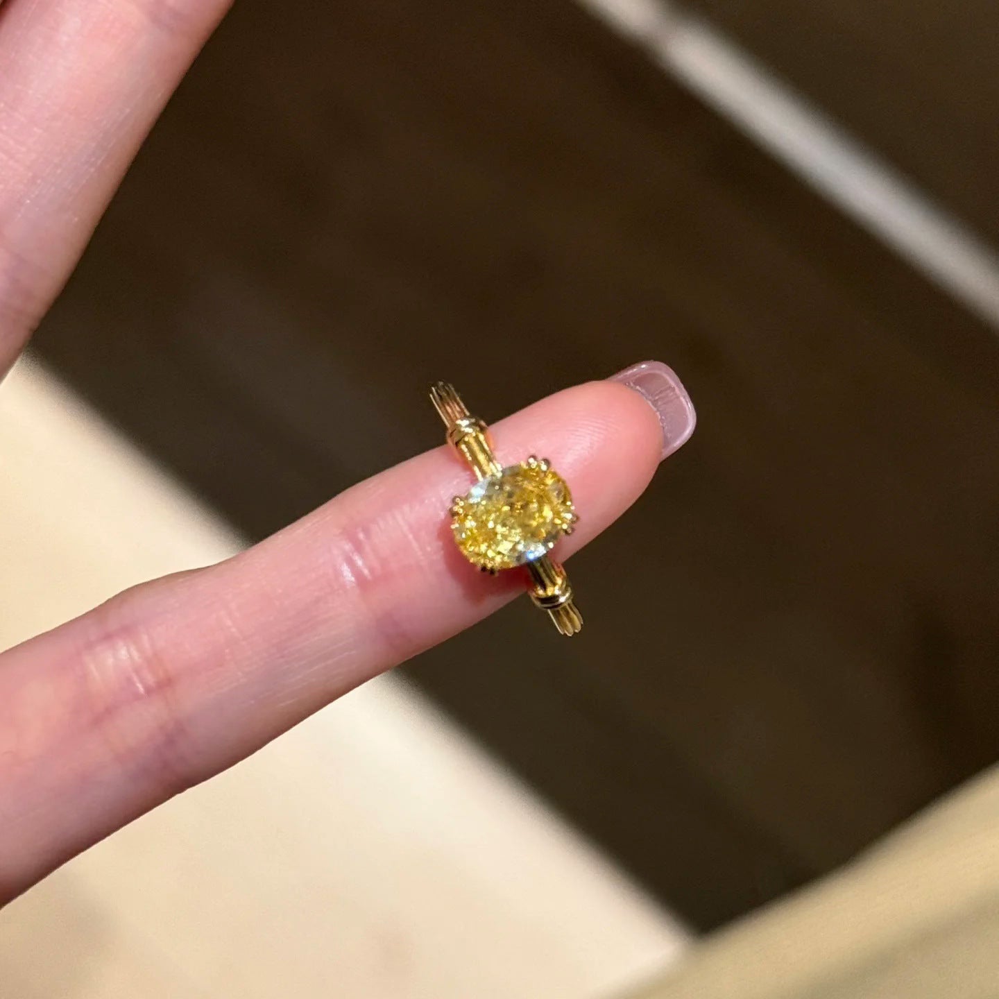 Damenring mit gelbem Diamant