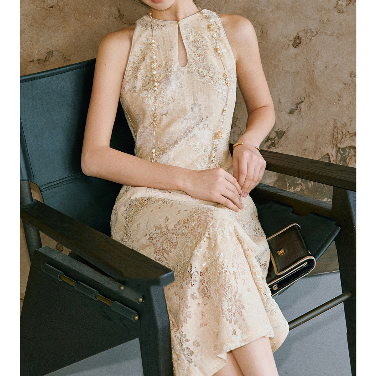 Besticktes ärmelloses Kleid mit Spitze