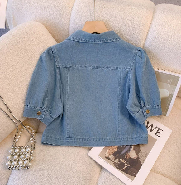 Leichte Wickelbluse mit kurzen Ärmeln
