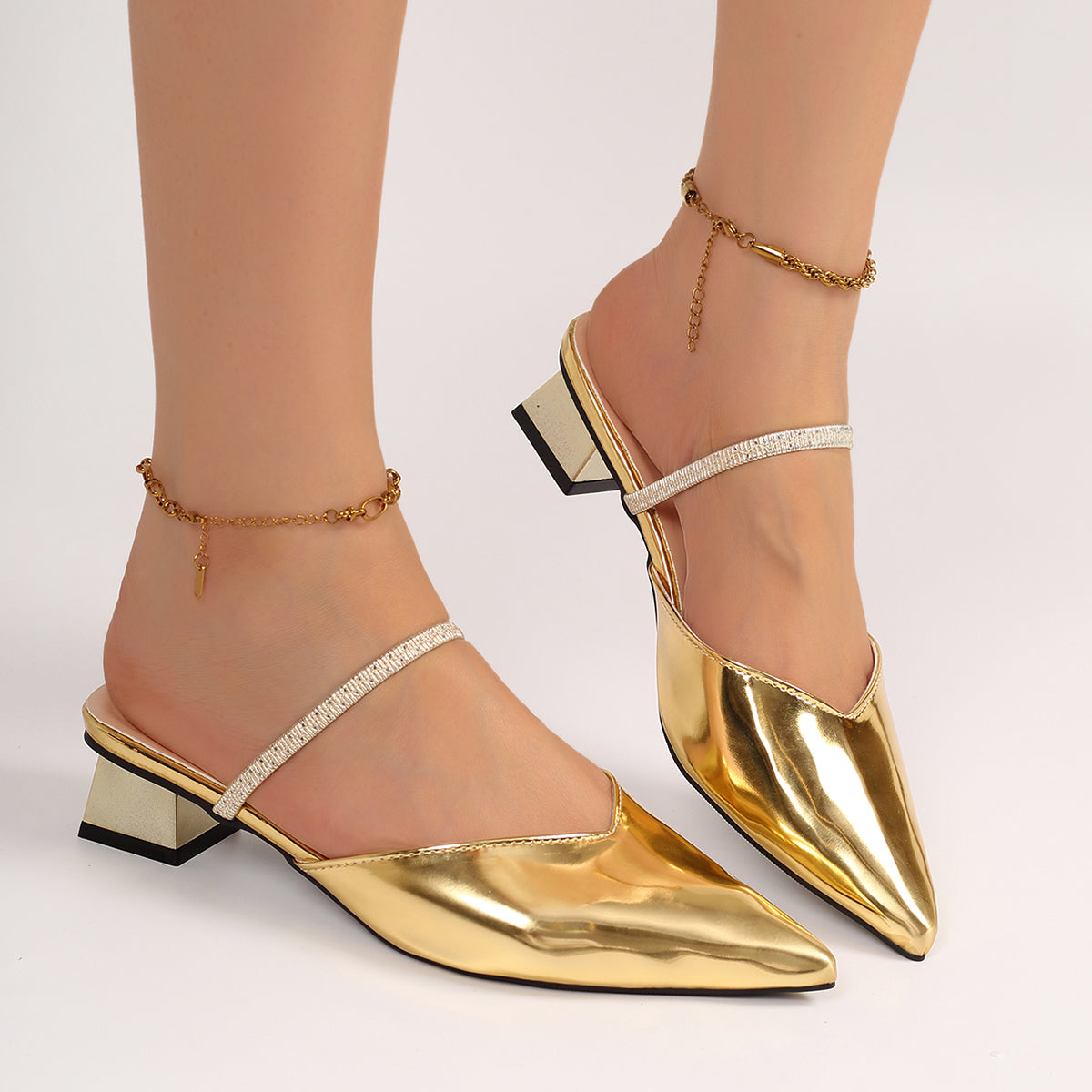 Elegante Metallic-Mules mit Strassriemen