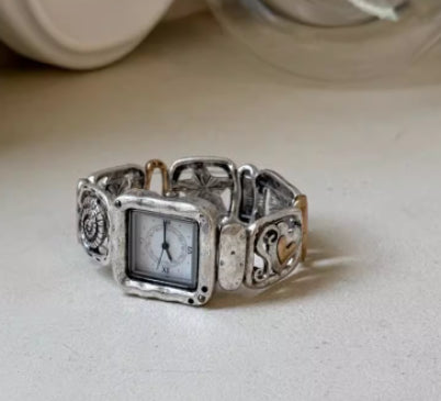 Retro-Armbanduhr mit Lederband