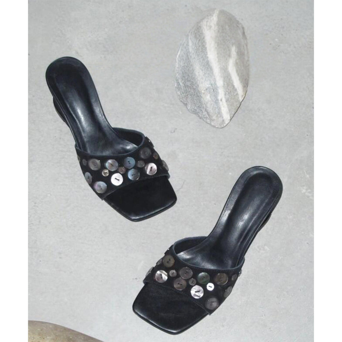 Schwarze offene Sandalen mit Mittelabsatz – Bild 2 | LuxeStyle