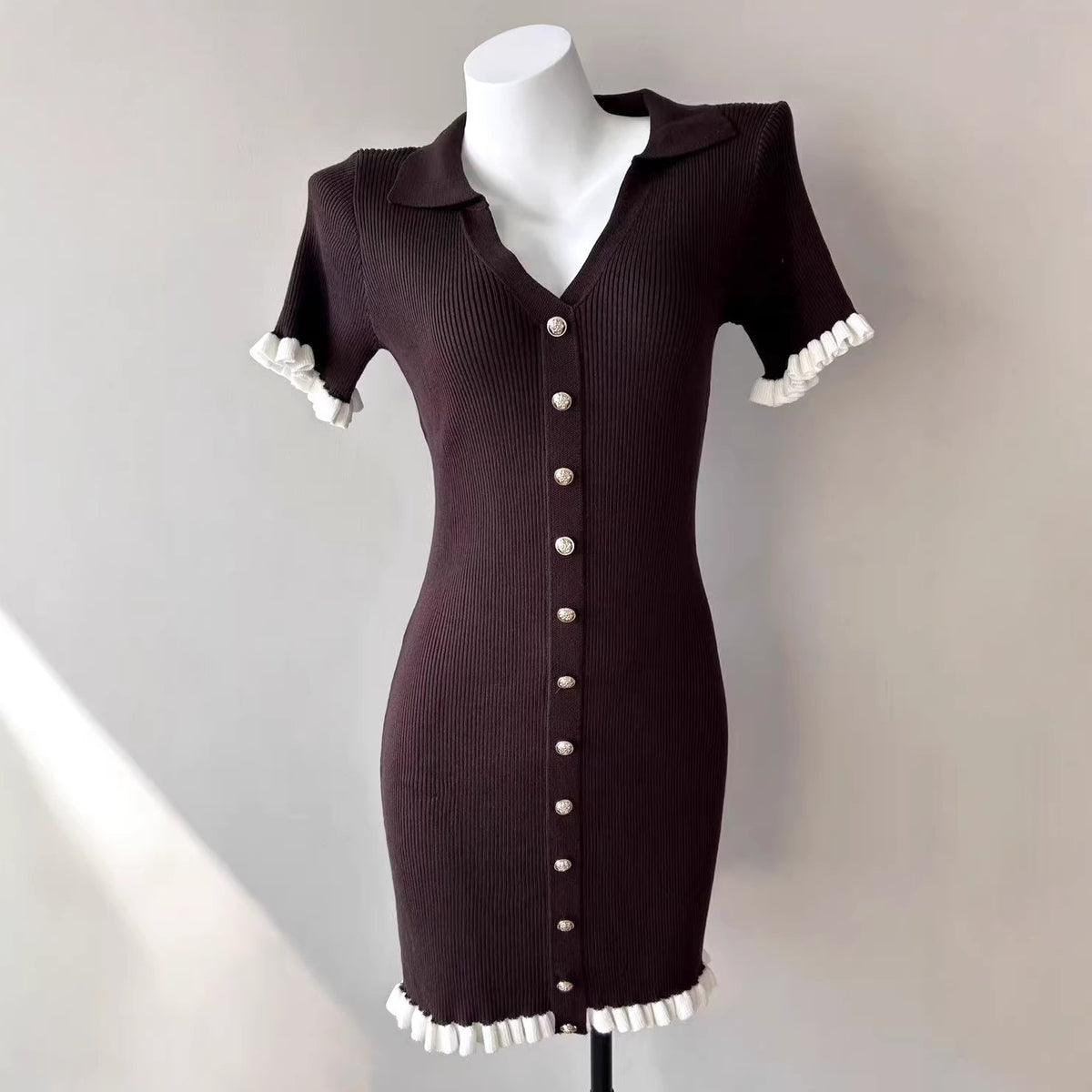 Kurzes, hochtailliertes Kleid im French-Stil – Bild 3 | LuxeStyle