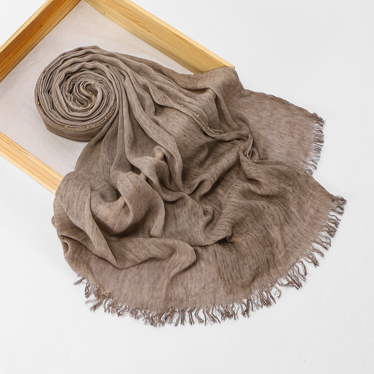 Langes Viskose-Tuch mit Kettenmuster und Fransen | LuxeStyle
