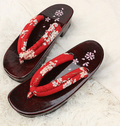 Japanische Holzsandalen mit Stoffoberteil